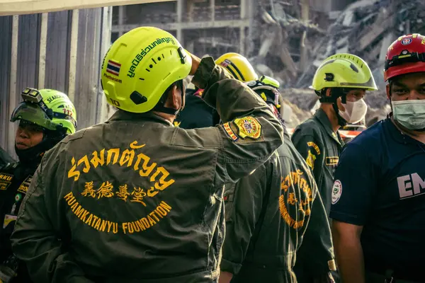 Bangkok, Tayland, 28 Mart 2025 'te Bangkok' taki kurtarma ekipleri, depremin Tayland başkentini vurmasından sonra yıkılan yüksek binaların inşaatı devam ediyor..