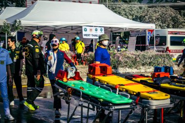 Bangkok, Tayland, 28 Mart 2025 'te Bangkok' taki kurtarma ekipleri, depremin Tayland başkentini vurmasından sonra yıkılan yüksek binaların inşaatı devam ediyor..