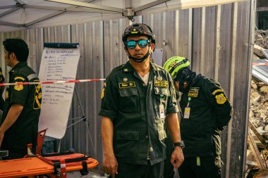 Bangkok, Tayland, 28 Mart 2025 'te Bangkok' taki kurtarma ekipleri, depremin Tayland başkentini vurmasından sonra yıkılan yüksek binaların inşaatı devam ediyor..