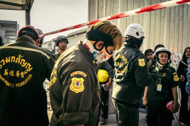 Bangkok, Tayland, 28 Mart 2025 'te Bangkok' taki kurtarma ekipleri, depremin Tayland başkentini vurmasından sonra yıkılan yüksek binaların inşaatı devam ediyor..