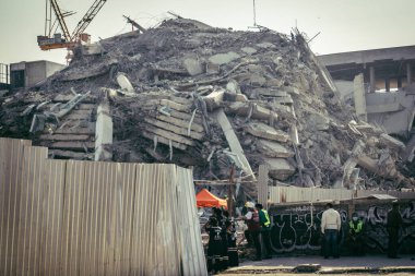 Bangkok, Tayland, 28 Mart 2025 'te Bangkok' taki kurtarma ekipleri, depremin Tayland başkentini vurmasından sonra yıkılan yüksek binaların inşaatı devam ediyor..