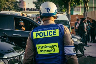 Bangkok, Tayland, 28 Mart 2025. Polis, Bangkok 'taki kurtarma ekiplerine, depremin Tayland başkentini vurmasından sonra çöken yapım aşamasındaki yüksek binaların bulunduğu bölgede yardım etti..