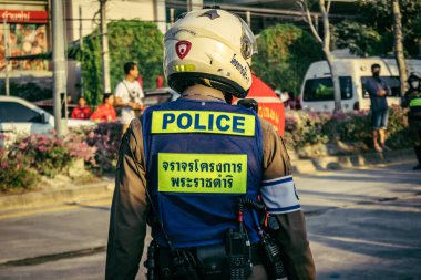 Bangkok, Tayland, 28 Mart 2025. Polis, Bangkok 'taki kurtarma ekiplerine, depremin Tayland başkentini vurmasından sonra çöken yapım aşamasındaki yüksek binaların bulunduğu bölgede yardım etti..