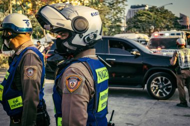 Bangkok, Tayland, 28 Mart 2025. Polis, Bangkok 'taki kurtarma ekiplerine, depremin Tayland başkentini vurmasından sonra çöken yapım aşamasındaki yüksek binaların bulunduğu bölgede yardım etti..