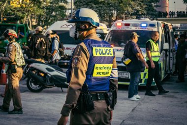 Bangkok, Tayland, 28 Mart 2025. Polis, Bangkok 'taki kurtarma ekiplerine, depremin Tayland başkentini vurmasından sonra çöken yapım aşamasındaki yüksek binaların bulunduğu bölgede yardım etti..