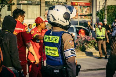 Bangkok, Tayland, 28 Mart 2025. Polis, Bangkok 'taki kurtarma ekiplerine, depremin Tayland başkentini vurmasından sonra çöken yapım aşamasındaki yüksek binaların bulunduğu bölgede yardım etti..