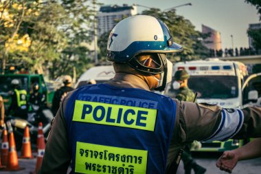Bangkok, Tayland, 28 Mart 2025. Polis, Bangkok 'taki kurtarma ekiplerine, depremin Tayland başkentini vurmasından sonra çöken yapım aşamasındaki yüksek binaların bulunduğu bölgede yardım etti..