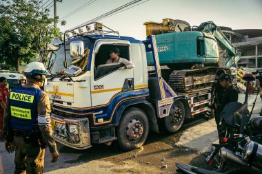 Bangkok, Tayland, 28 Mart 2025. Polis, Bangkok 'taki kurtarma ekiplerine, depremin Tayland başkentini vurmasından sonra çöken yapım aşamasındaki yüksek binaların bulunduğu bölgede yardım etti..