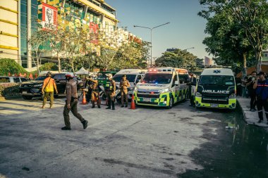 Bangkok, Tayland, 28 Mart 2025. Polis, Bangkok 'taki kurtarma ekiplerine, depremin Tayland başkentini vurmasından sonra çöken yapım aşamasındaki yüksek binaların bulunduğu bölgede yardım etti..