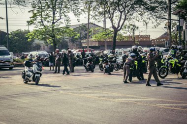 Bangkok, Tayland, 28 Mart 2025. Polis, Bangkok 'taki kurtarma ekiplerine, depremin Tayland başkentini vurmasından sonra çöken yapım aşamasındaki yüksek binaların bulunduğu bölgede yardım etti..