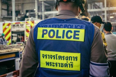 Bangkok, Tayland, 28 Mart 2025. Polis, Bangkok 'taki kurtarma ekiplerine, depremin Tayland başkentini vurmasından sonra çöken yapım aşamasındaki yüksek binaların bulunduğu bölgede yardım etti..