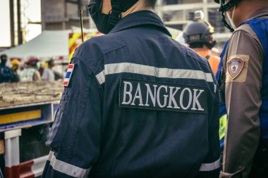 Bangkok, Tayland, 28 Mart 2025. Polis, Bangkok 'taki kurtarma ekiplerine, depremin Tayland başkentini vurmasından sonra çöken yapım aşamasındaki yüksek binaların bulunduğu bölgede yardım etti..