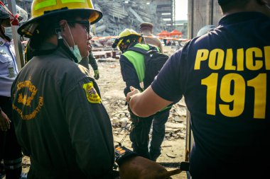 Bangkok, Tayland, 28 Mart 2025. Polis, Bangkok 'taki kurtarma ekiplerine, depremin Tayland başkentini vurmasından sonra çöken yapım aşamasındaki yüksek binaların bulunduğu bölgede yardım etti..