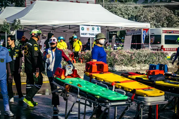 Bangkok, Tayland, 28 Mart 2025 'te Bangkok' taki kurtarma ekipleri, depremin Tayland başkentini vurmasından sonra yıkılan yüksek binaların inşaatı devam ediyor..