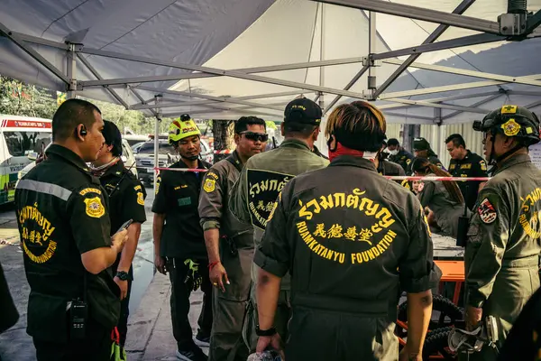 Bangkok, Tayland, 28 Mart 2025 'te Bangkok' taki kurtarma ekipleri, depremin Tayland başkentini vurmasından sonra yıkılan yüksek binaların inşaatı devam ediyor..