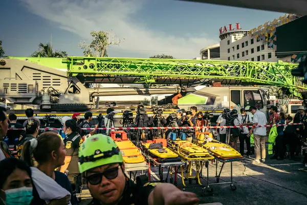 Bangkok, Tayland, 28 Mart 2025 'te Bangkok' taki kurtarma ekipleri, depremin Tayland başkentini vurmasından sonra yıkılan yüksek binaların inşaatı devam ediyor..