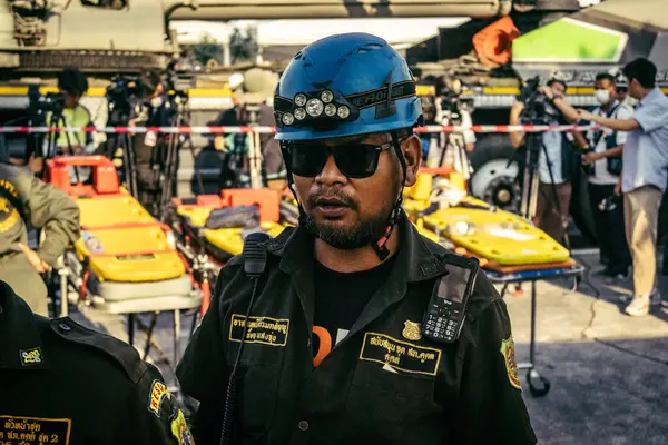 Bangkok, Tayland, 28 Mart 2025 'te Bangkok' taki kurtarma ekipleri, depremin Tayland başkentini vurmasından sonra yıkılan yüksek binaların inşaatı devam ediyor..