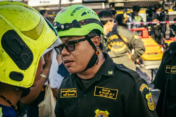 Bangkok, Tayland, 28 Mart 2025 'te Bangkok' taki kurtarma ekipleri, depremin Tayland başkentini vurmasından sonra yıkılan yüksek binaların inşaatı devam ediyor..