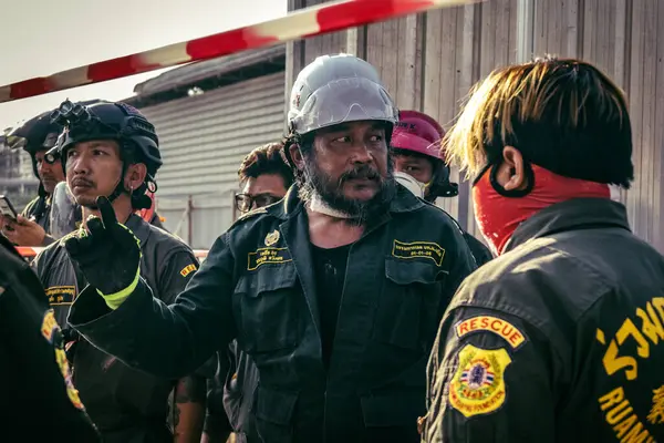 Bangkok, Tayland, 28 Mart 2025 'te Bangkok' taki kurtarma ekipleri, depremin Tayland başkentini vurmasından sonra yıkılan yüksek binaların inşaatı devam ediyor..