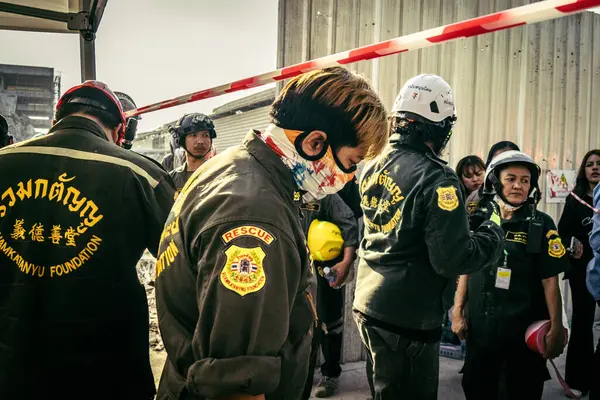 Bangkok, Tayland, 28 Mart 2025 'te Bangkok' taki kurtarma ekipleri, depremin Tayland başkentini vurmasından sonra yıkılan yüksek binaların inşaatı devam ediyor..
