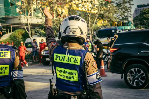 Bangkok, Tayland, 28 Mart 2025. Polis, Bangkok 'taki kurtarma ekiplerine, depremin Tayland başkentini vurmasından sonra çöken yapım aşamasındaki yüksek binaların bulunduğu bölgede yardım etti..