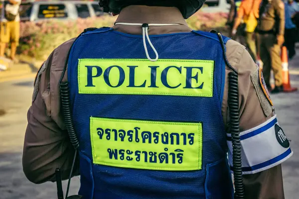 Bangkok, Tayland, 28 Mart 2025. Polis, Bangkok 'taki kurtarma ekiplerine, depremin Tayland başkentini vurmasından sonra çöken yapım aşamasındaki yüksek binaların bulunduğu bölgede yardım etti..