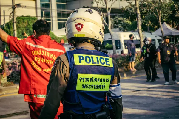 Bangkok, Tayland, 28 Mart 2025. Polis, Bangkok 'taki kurtarma ekiplerine, depremin Tayland başkentini vurmasından sonra çöken yapım aşamasındaki yüksek binaların bulunduğu bölgede yardım etti..