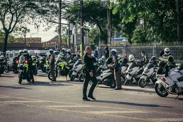 Bangkok, Tayland, 28 Mart 2025. Polis, Bangkok 'taki kurtarma ekiplerine, depremin Tayland başkentini vurmasından sonra çöken yapım aşamasındaki yüksek binaların bulunduğu bölgede yardım etti..