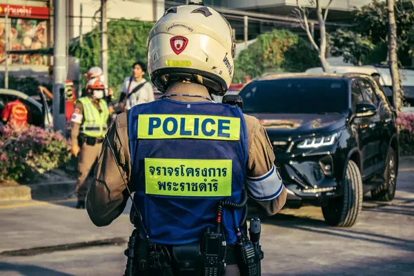 Bangkok, Tayland, 28 Mart 2025. Polis, Bangkok 'taki kurtarma ekiplerine, depremin Tayland başkentini vurmasından sonra çöken yapım aşamasındaki yüksek binaların bulunduğu bölgede yardım etti..