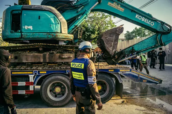 Bangkok, Tayland, 28 Mart 2025. Polis, Bangkok 'taki kurtarma ekiplerine, depremin Tayland başkentini vurmasından sonra çöken yapım aşamasındaki yüksek binaların bulunduğu bölgede yardım etti..