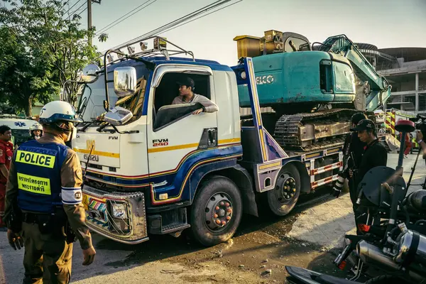 Bangkok, Tayland, 28 Mart 2025. Polis, Bangkok 'taki kurtarma ekiplerine, depremin Tayland başkentini vurmasından sonra çöken yapım aşamasındaki yüksek binaların bulunduğu bölgede yardım etti..