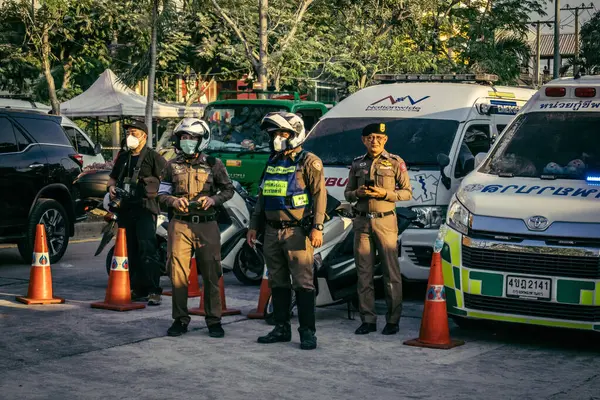 Bangkok, Tayland, 28 Mart 2025. Polis, Bangkok 'taki kurtarma ekiplerine, depremin Tayland başkentini vurmasından sonra çöken yapım aşamasındaki yüksek binaların bulunduğu bölgede yardım etti..