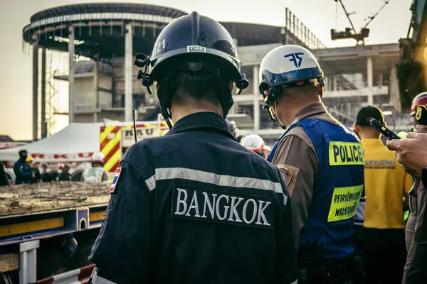 Bangkok, Tayland, 28 Mart 2025. Polis, Bangkok 'taki kurtarma ekiplerine, depremin Tayland başkentini vurmasından sonra çöken yapım aşamasındaki yüksek binaların bulunduğu bölgede yardım etti..