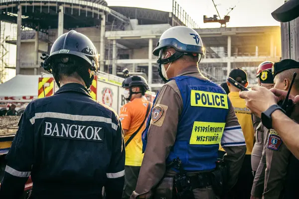 Bangkok, Tayland, 28 Mart 2025. Polis, Bangkok 'taki kurtarma ekiplerine, depremin Tayland başkentini vurmasından sonra çöken yapım aşamasındaki yüksek binaların bulunduğu bölgede yardım etti..