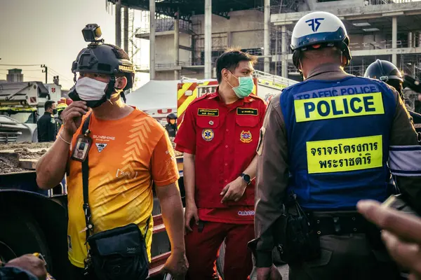 Bangkok, Tayland, 28 Mart 2025. Polis, Bangkok 'taki kurtarma ekiplerine, depremin Tayland başkentini vurmasından sonra çöken yapım aşamasındaki yüksek binaların bulunduğu bölgede yardım etti..