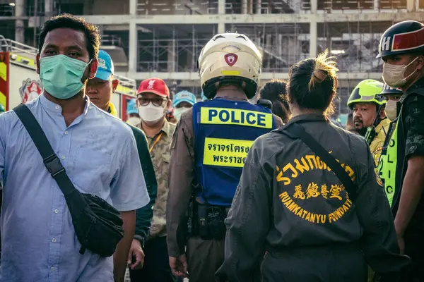 Bangkok, Tayland, 28 Mart 2025. Polis, Bangkok 'taki kurtarma ekiplerine, depremin Tayland başkentini vurmasından sonra çöken yapım aşamasındaki yüksek binaların bulunduğu bölgede yardım etti..