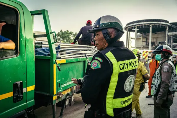 Bangkok, Tayland, 28 Mart 2025. Polis, Bangkok 'taki kurtarma ekiplerine, depremin Tayland başkentini vurmasından sonra çöken yapım aşamasındaki yüksek binaların bulunduğu bölgede yardım etti..