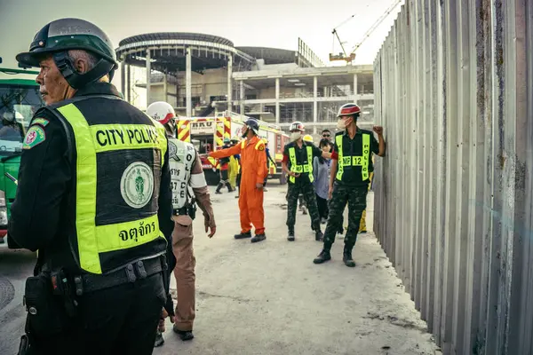 Bangkok, Tayland, 28 Mart 2025. Polis, Bangkok 'taki kurtarma ekiplerine, depremin Tayland başkentini vurmasından sonra çöken yapım aşamasındaki yüksek binaların bulunduğu bölgede yardım etti..