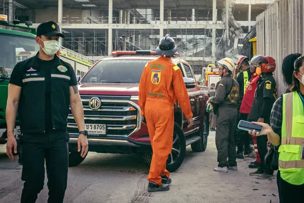 Bangkok, Tayland, 28 Mart 2025. Polis, Bangkok 'taki kurtarma ekiplerine, depremin Tayland başkentini vurmasından sonra çöken yapım aşamasındaki yüksek binaların bulunduğu bölgede yardım etti..