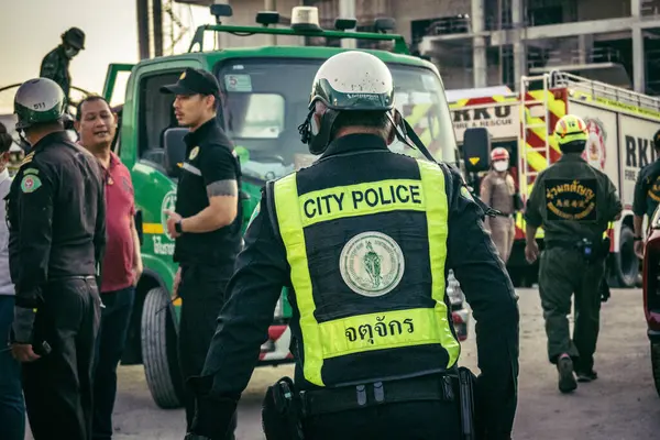 Bangkok, Tayland, 28 Mart 2025. Polis, Bangkok 'taki kurtarma ekiplerine, depremin Tayland başkentini vurmasından sonra çöken yapım aşamasındaki yüksek binaların bulunduğu bölgede yardım etti..