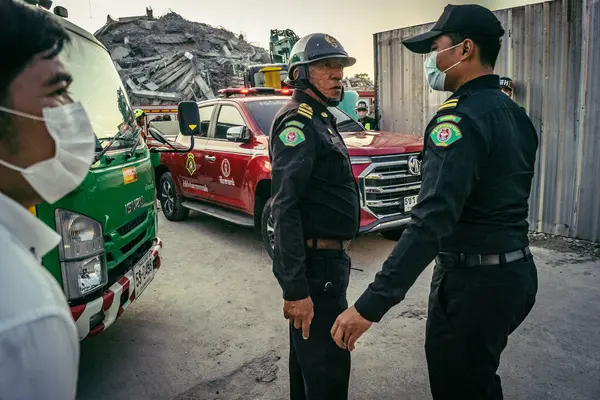Bangkok, Tayland, 28 Mart 2025. Polis, Bangkok 'taki kurtarma ekiplerine, depremin Tayland başkentini vurmasından sonra çöken yapım aşamasındaki yüksek binaların bulunduğu bölgede yardım etti..
