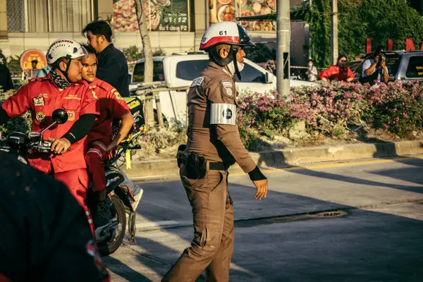 Bangkok, Tayland, 28 Mart 2025. Polis, Bangkok 'taki kurtarma ekiplerine, depremin Tayland başkentini vurmasından sonra çöken yapım aşamasındaki yüksek binaların bulunduğu bölgede yardım etti..