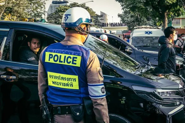 Bangkok, Tayland, 28 Mart 2025. Polis, Bangkok 'taki kurtarma ekiplerine, depremin Tayland başkentini vurmasından sonra çöken yapım aşamasındaki yüksek binaların bulunduğu bölgede yardım etti..