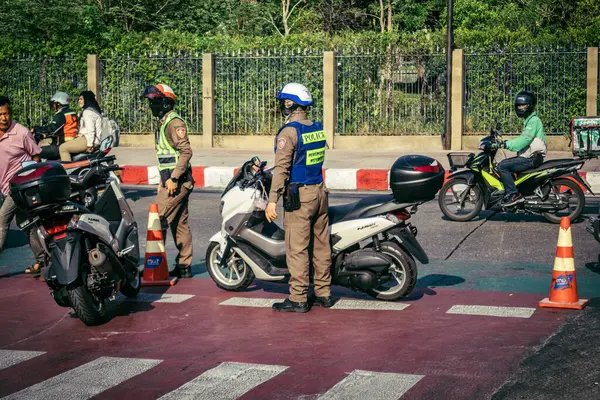 Bangkok, Tayland, 28 Mart 2025. Polis, Bangkok 'taki kurtarma ekiplerine, depremin Tayland başkentini vurmasından sonra çöken yapım aşamasındaki yüksek binaların bulunduğu bölgede yardım etti..