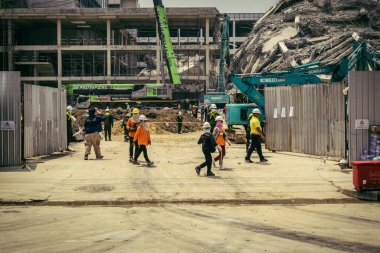 Bangkok, Tayland, 29 Mart 2025. Kurtarma ekipleri, Bangkok 'taki deprem sonrasında çöken, inşaat halindeki bir yüksek binanın şantiyesinde çalışıyor. Birçok kurban hala enkaz altında..