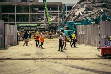 Bangkok, Tayland, 29 Mart 2025. Kurtarma ekipleri, Bangkok 'taki deprem sonrasında çöken, inşaat halindeki bir yüksek binanın şantiyesinde çalışıyor. Birçok kurban hala enkaz altında..