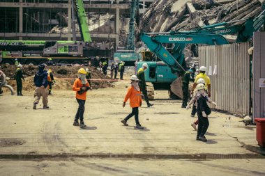 Bangkok, Tayland, 29 Mart 2025. Kurtarma ekipleri, Bangkok 'taki deprem sonrasında çöken, inşaat halindeki bir yüksek binanın şantiyesinde çalışıyor. Birçok kurban hala enkaz altında..