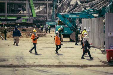 Bangkok, Tayland, 29 Mart 2025. Kurtarma ekipleri, Bangkok 'taki deprem sonrasında çöken, inşaat halindeki bir yüksek binanın şantiyesinde çalışıyor. Birçok kurban hala enkaz altında..