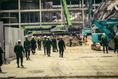 Bangkok, Tayland, 29 Mart 2025. Kurtarma ekipleri, Bangkok 'taki deprem sonrasında çöken, inşaat halindeki bir yüksek binanın şantiyesinde çalışıyor. Birçok kurban hala enkaz altında..