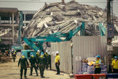 Bangkok, Tayland, 29 Mart 2025. Kurtarma ekipleri, Bangkok 'taki deprem sonrasında çöken, inşaat halindeki bir yüksek binanın şantiyesinde çalışıyor. Birçok kurban hala enkaz altında..